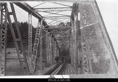 War of Liberty. 6.The 8th Route soldiers of the Route Volmari (Valmiera) crushed railway bridge in a cup of linen obtained from the red war cage.  duplicate photo