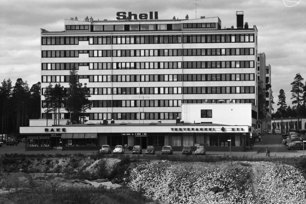 Ulappasaarentie 4. Oy Shell Ab:n pääkonttori Vuosaaressa. Edessä ns. pikkuostari, Raken liikekeskus, jossa vasemmalla Rake-rautakauppa, oikealla Pohjoismaiden Yhdyspankin konttori.