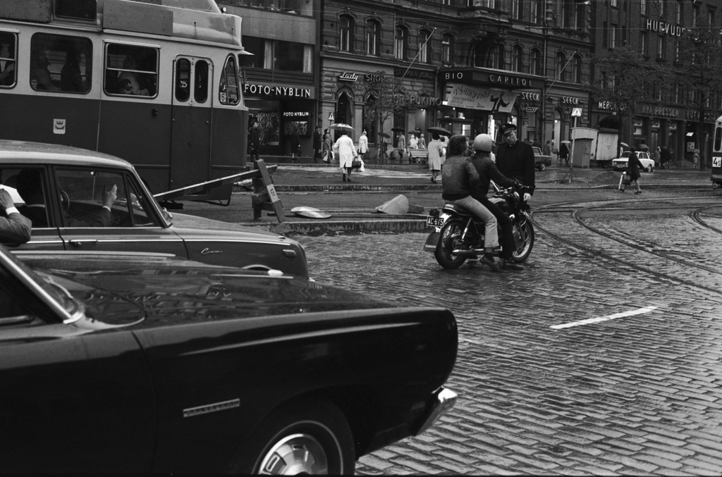 Mannerheimintie 14, 16, 18. Poliisi valvomassa ruuhkaliikennettä Mannerheimintiellä Aleksanterinkadun risteyksessä asuntomielenosoituskulkueen matkatessa kohti Eduskuntataloa. Taustalla Bio Capitol.