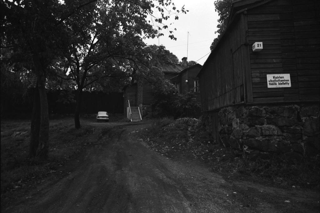 Punavuori. Punavuorenkatu 21:n puutalojen pihapiiriä Sinebrychoffin puiston liepeillä.
