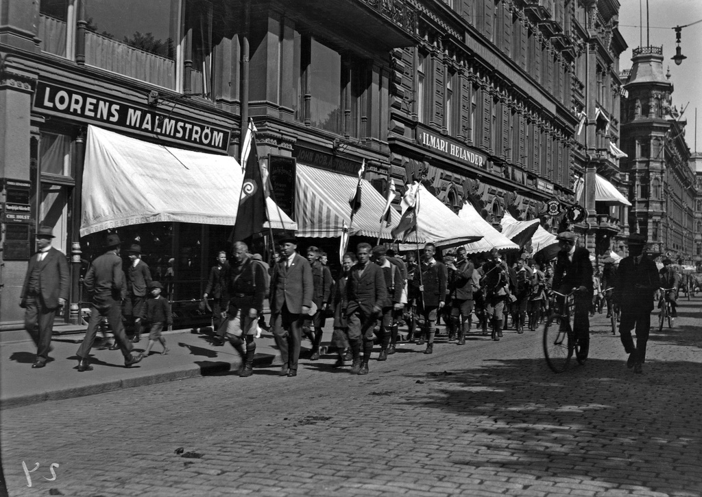 Saksalaisen Wandervogel-järjestön nuoria Pohjoisesplanadilla.
