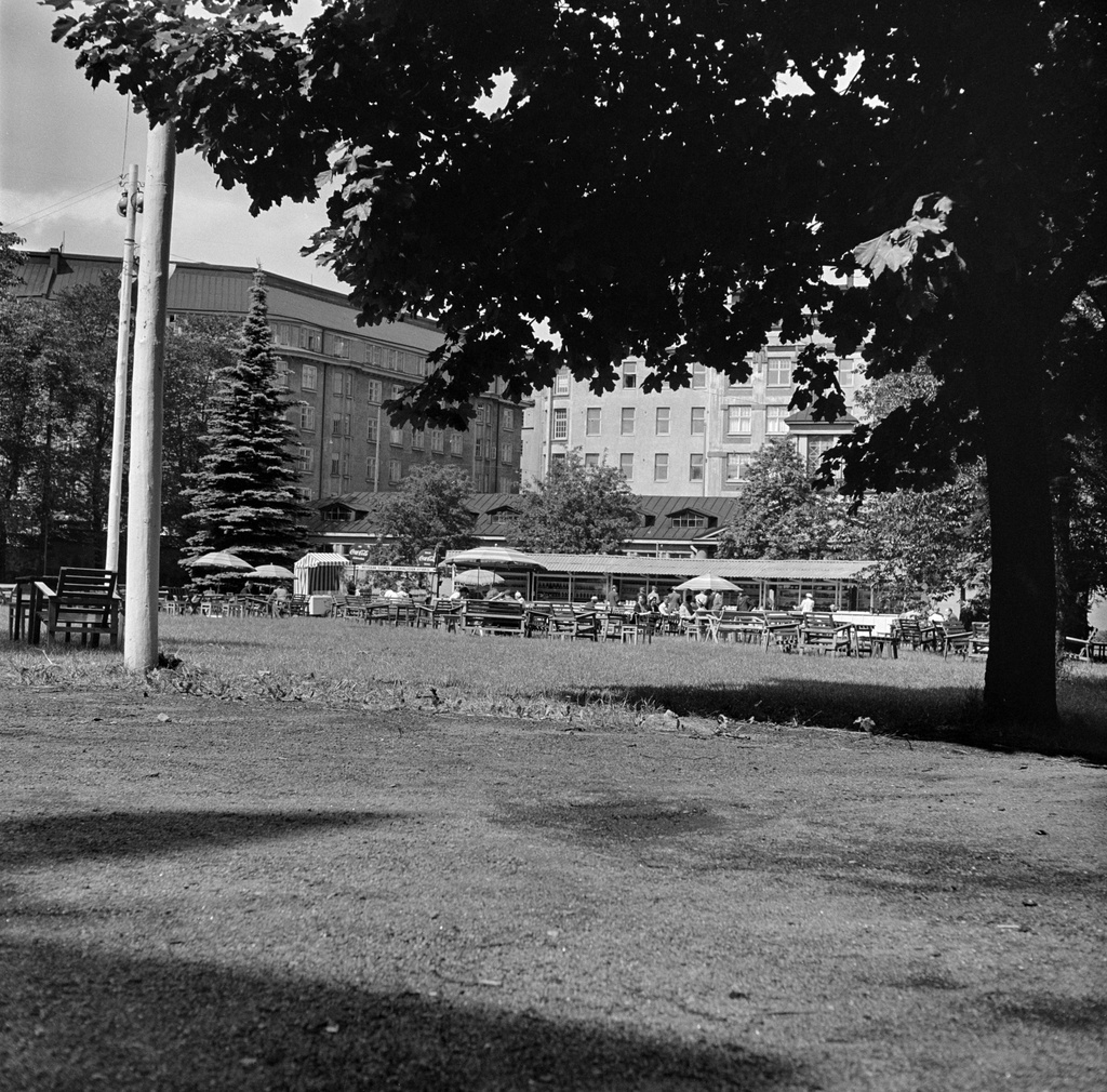 Kansallismuseon kahvila. Kuvattu luoteeseen, takana vas. Töölönkatu 10 ja kesk. Cygnaeuksenkatu14.