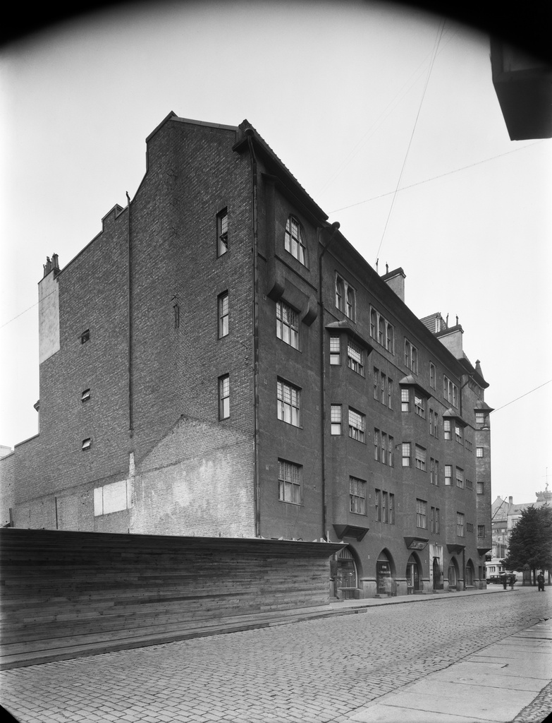 Pohjoinen Makasiinikatu 6. Agronomitalo. Lääkärien talo (vuoteen 1953).