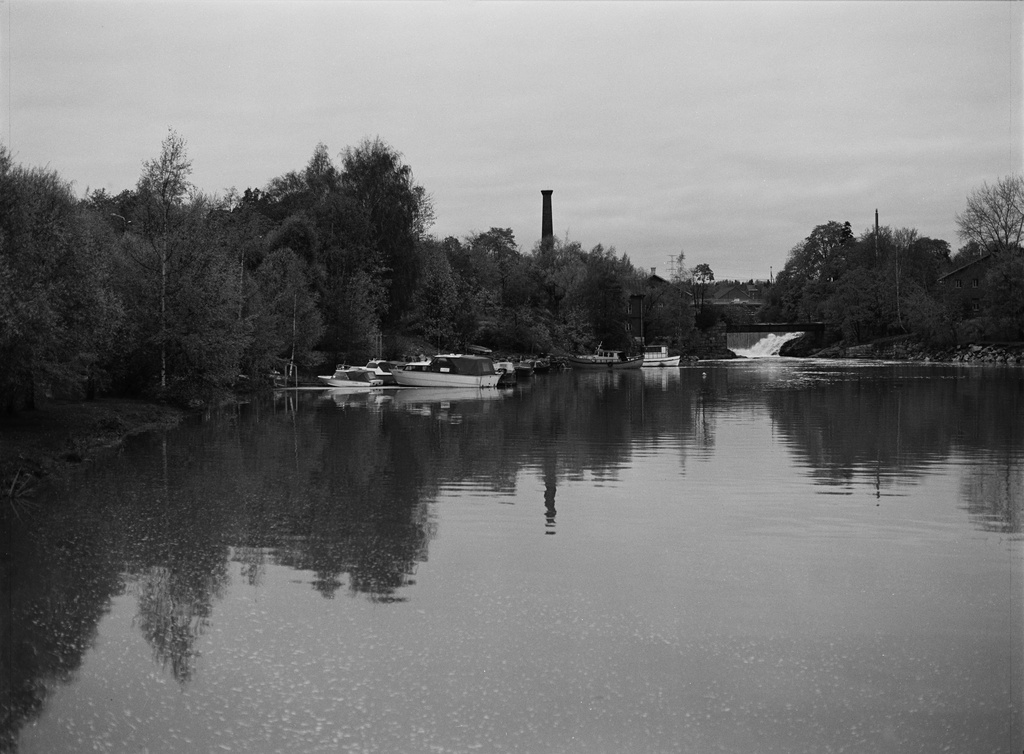 Vanhankaupunginlahti. Veneitä laiturissa, taustalla Vanhankaupunginkoski.