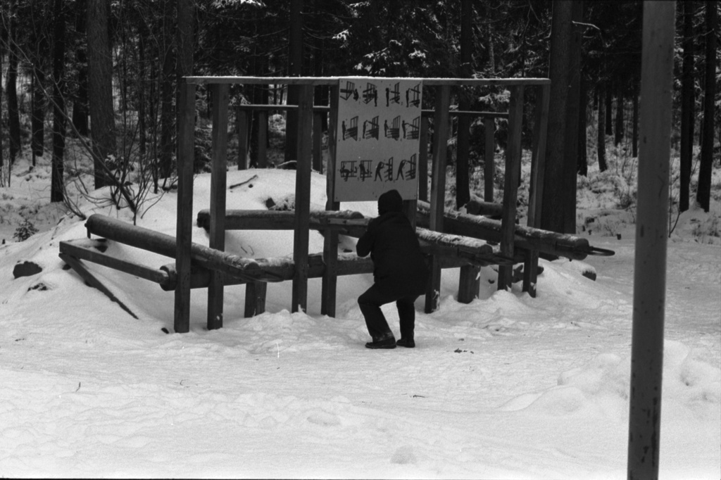 Pirkkolan urheilupuisto. Mies kuntoilemassa puisilla kuntoiluvälineillä talvisessa Pirkkolan urheilupuistossa.