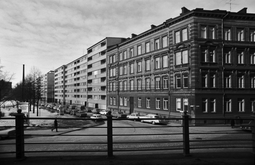 Sepänkatu 1, 3-5. Sepänkatua Laivurinkadun kulmasta lounaaseen. Oikealla Sepänkatu 1:n purettava kulmatalo, vasemmalla Tehtaanpuistoa.