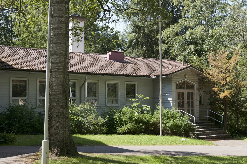Maunula,  Maunulan seurakuntakoti, Maunulantie 21. Rakennus purettiin 2014.