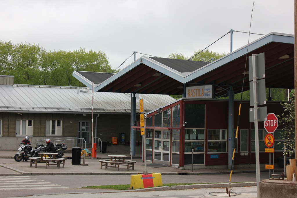 Kesäinen Rastilan leirintäalue. Etualalla vastaanottorakennus. Vasemmalla kaksi motoristia.