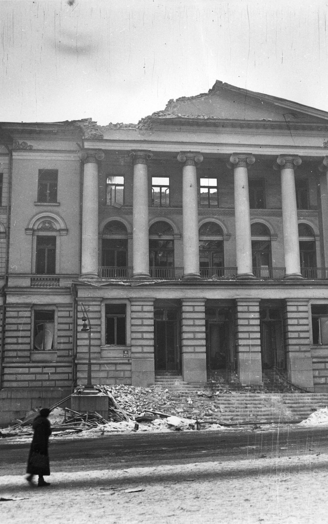 Helsingin pommituksissa 26.-27.2.1944 vaurioitunut yliopiston päärakennus.