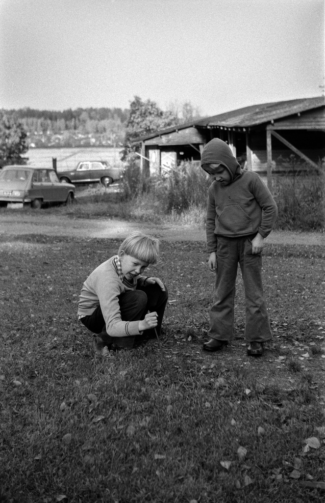 Poikia oppilaskoti Toivolan pihassa. Kuvannut Jarno Peltonen vuonna 1974.