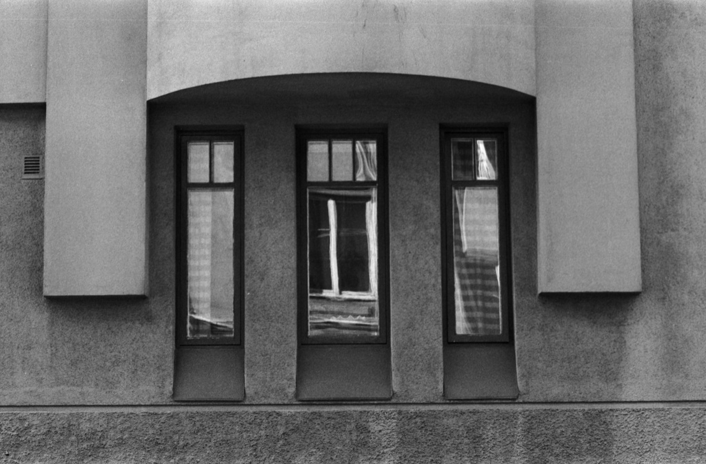 Snellmaninkatu 16. Snellmaninkatu 16:n ikkunoita.