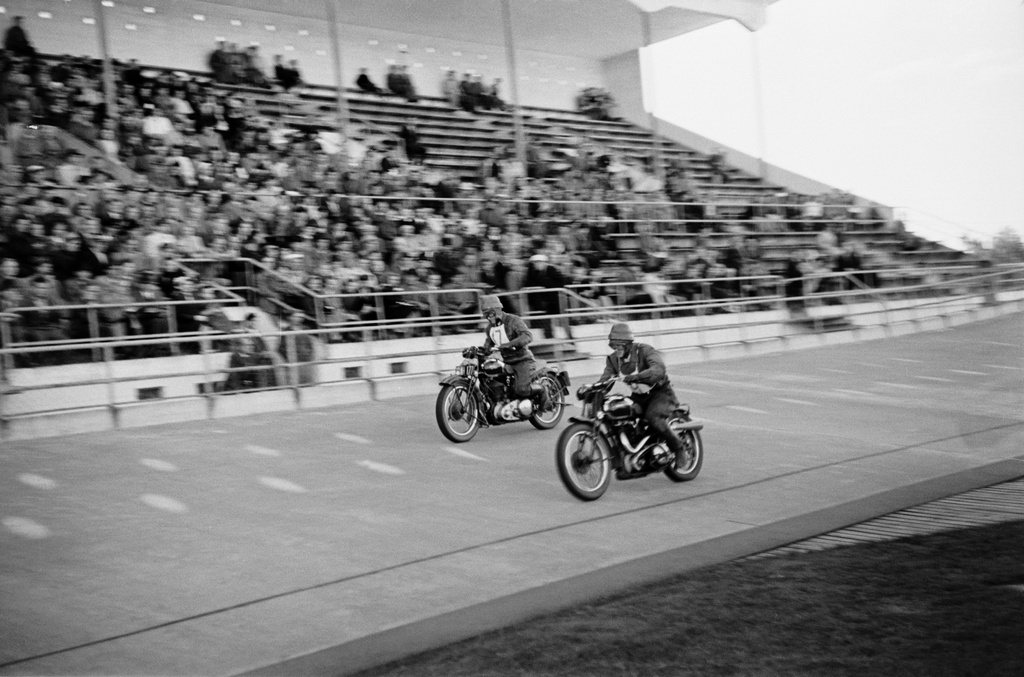 Velodrom, Helsingin pyöräilystadion, moottoripyöräkilpailut. Kaksi kilpailijaa radalla katsomon edessä.