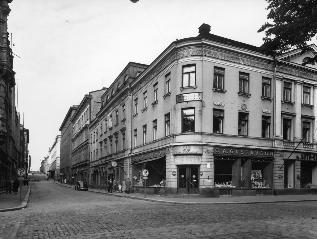 Fabianinkatu 27, 29, 31 - Pohjoisesplanadi 23. Yrityksiä: siirtomaatavaraliike C.A. Gustavson, asianajotoimisto Jansson & Sandman.