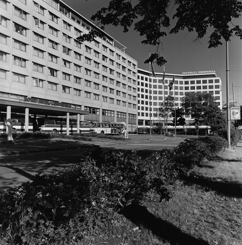 Hotelli Inter-Continental, Mannerheimintie 46. Suunnitellut arkkitehti Jouko Ylihannu, valmistunut 1972. Taustalla hotelli Hesperia.