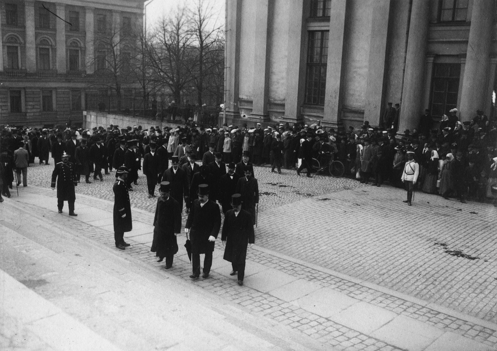 Ensimmäisten yksikamaristen valtiopäivien avajaiset 25.5.1907.  Kansanedustajat menossa Unioninkadulla Nikolainkirkkoon (Tuomiokirkko)