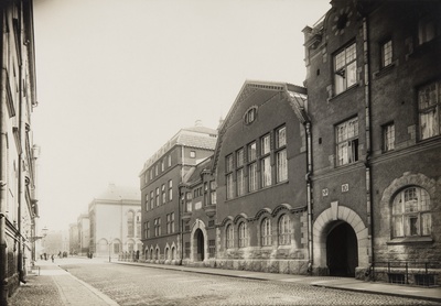 Ratakatu 10, 8, 6. Keskellä Cygnaeuksen kansakoulu (arkkitehti K. Hård af Segerstadt), nro 8. Taustalla Helsingin normaalilyseo Ratakatu nro 6.  duplicate photo