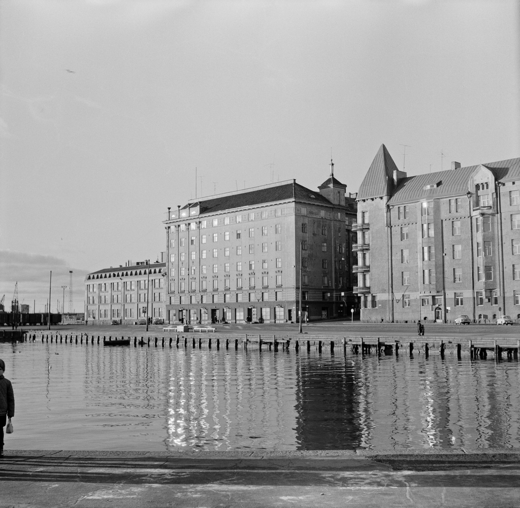 Näkymä Hietalahden altaan yli luoteeseen, taustalla Hietalahdenranta 19, 17 ja 15.