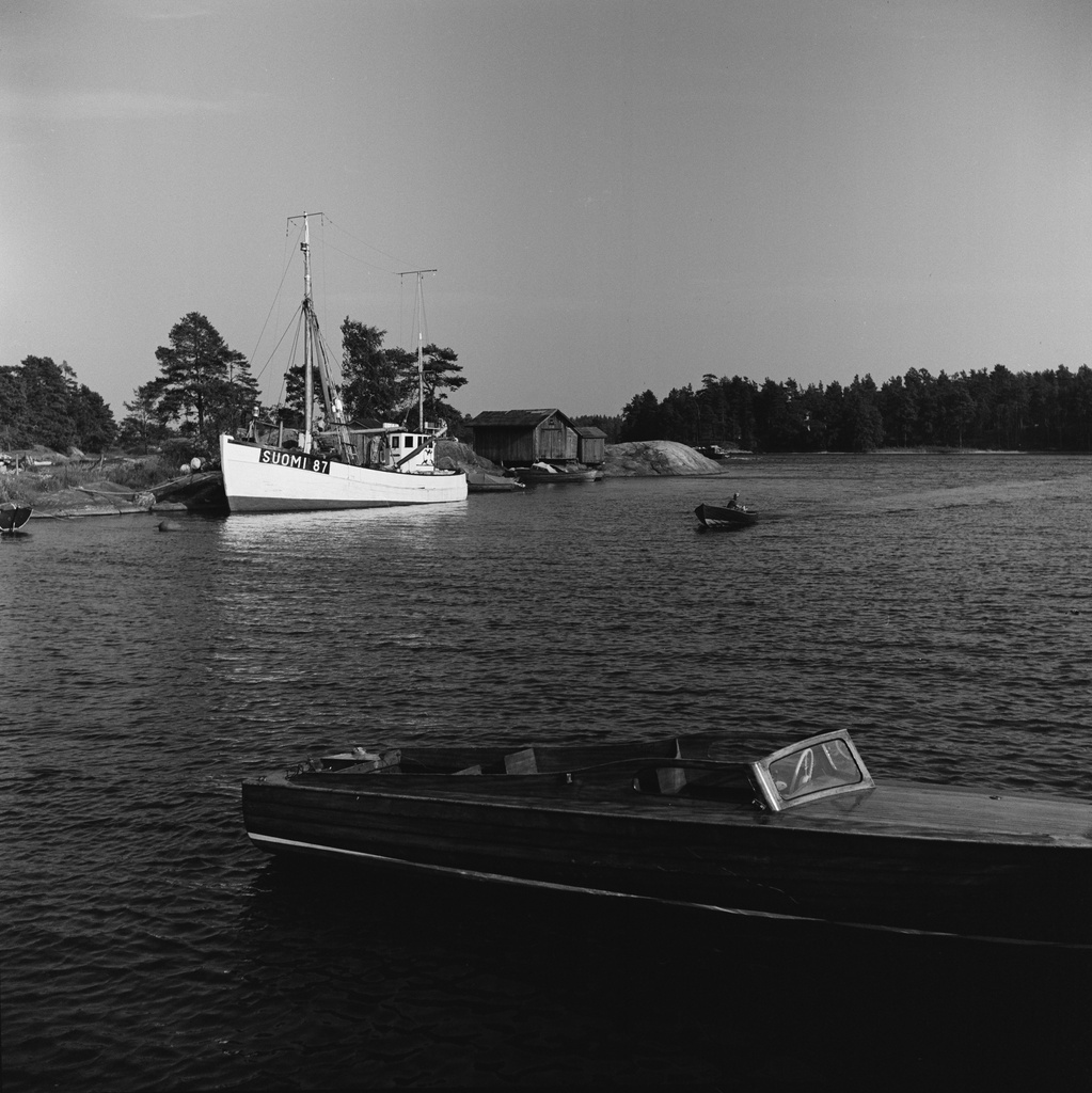 Hevossalmen venesatama Laajasalossa. Taustalla kalastusalus Variksennokan rannassa.