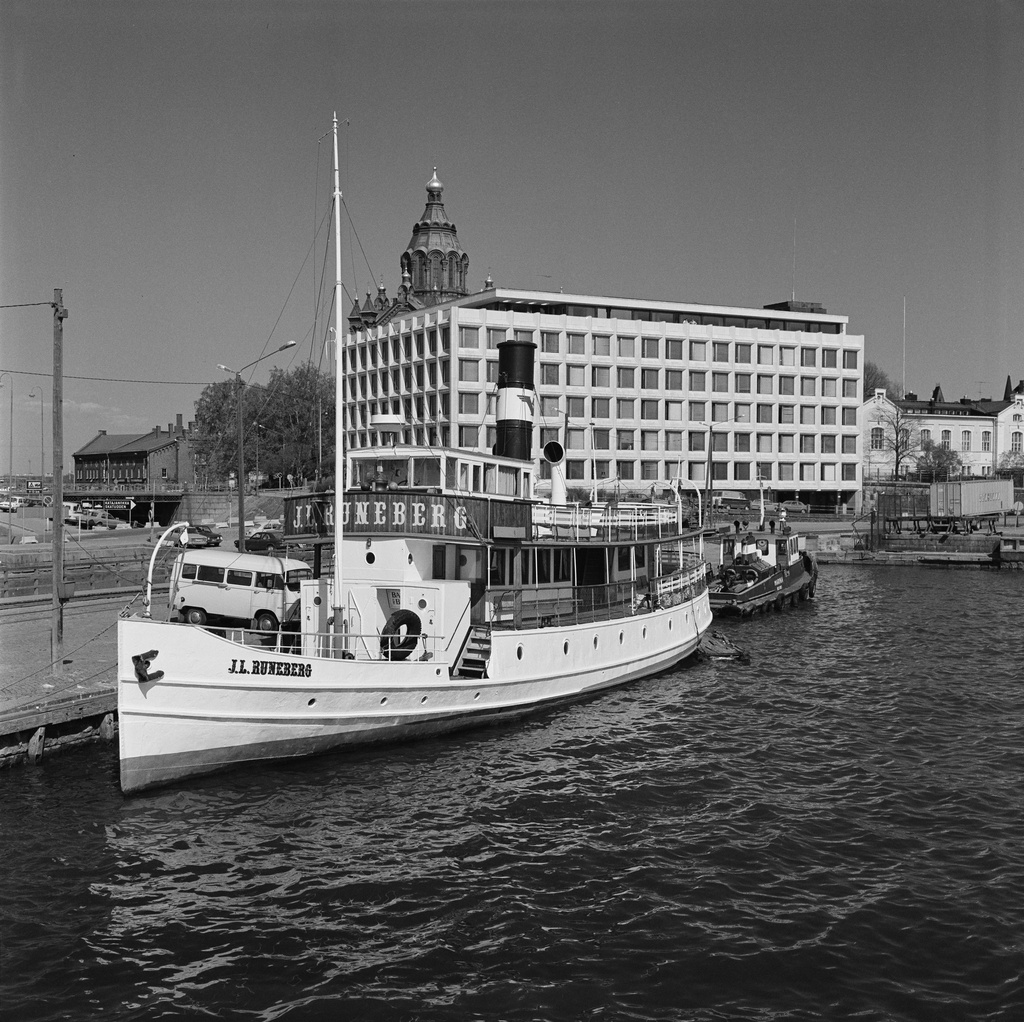 Matkustaja-alus ms J.L. Runeberg Linnanlaiturissa Eteläsatamassa. Taustalla Enso -Gutzeit Oy:n pääkonttori.