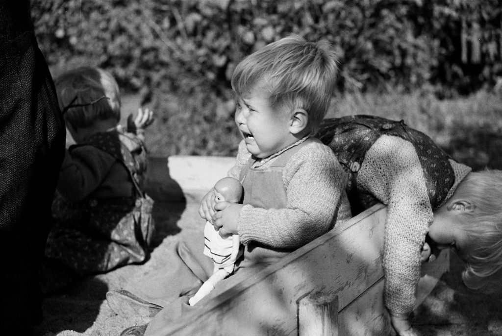 Lapsia leikkimässä hiekkalaatikossa Aunelan lastenkodin pihalla.