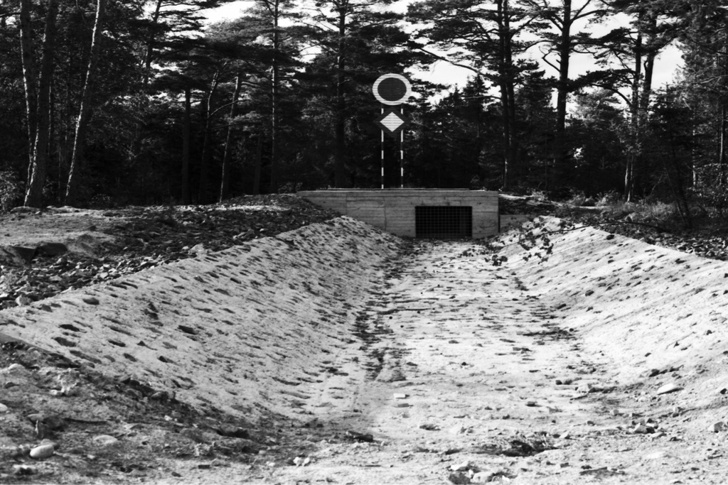 Särkkäniemi. Mereen johtava viemäri Särkkäniemen rannalla Uutelassa. Merimerkki viemärin päässä.