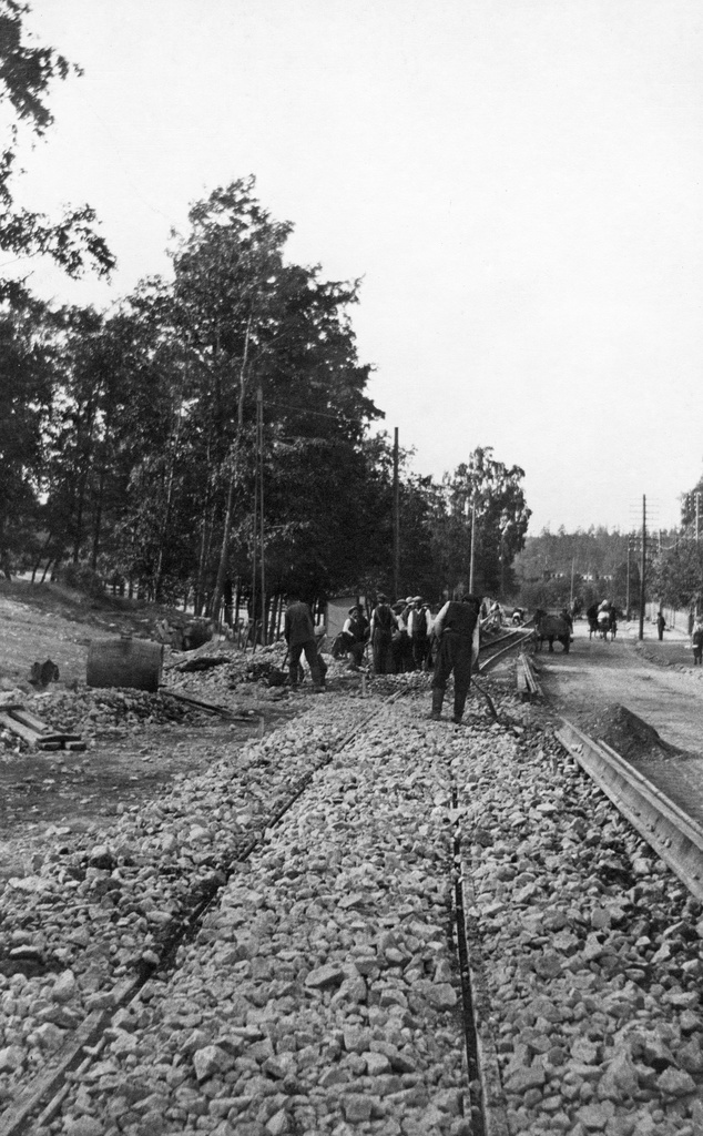 Raitioradan rakentamista Itäisellä Viertotiellä nykyisen Hämeentie 84-90 (nykyinen raitiovaunuhalli) kohdalla pohjoiseen päin nähtynä.