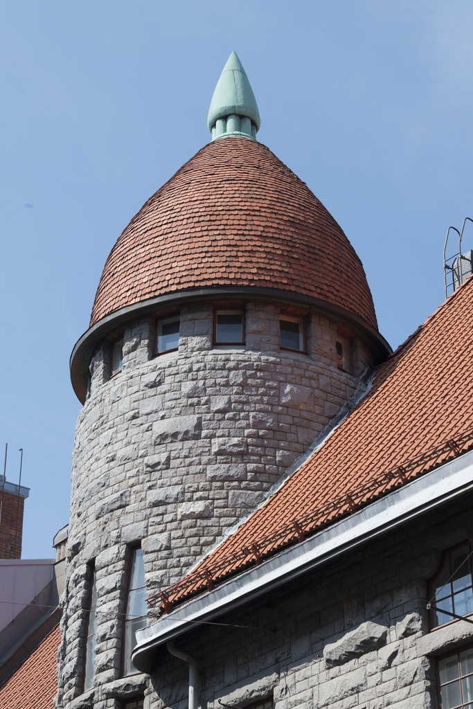 Lönnrotinkatu 29. Karl Lindahlin ja Walter Thomén suunnittelema rakennus vuodelta 1902. Yksityiskohta - torni