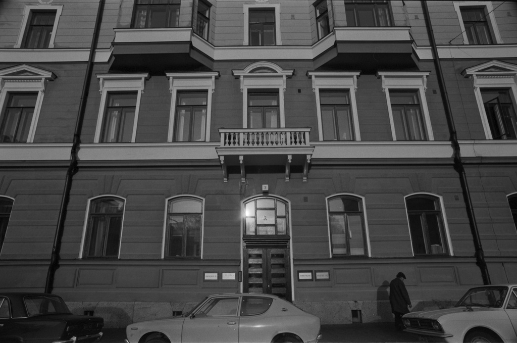 Talon julkisivua. Sisäänkäynti 7 A:n vasemmalla puolella teksti Rantasalmi Oy, oikealla Veikko Palotie.