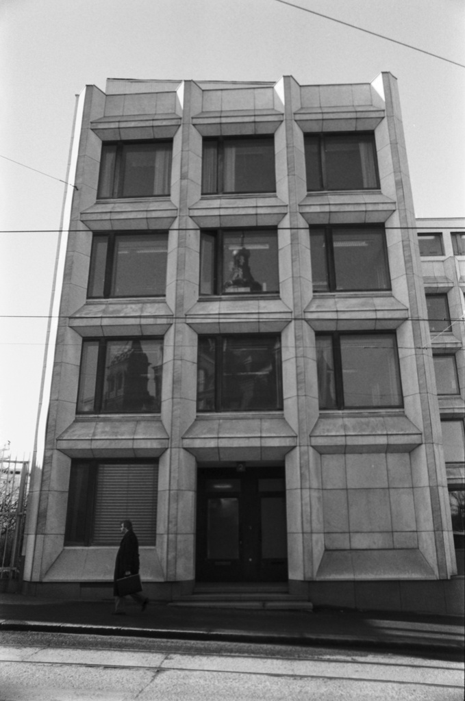 Kanavakatu 2. Enso Gutzeit Oy:n pääkonttorin julkisivua. Ikkunoihin peilautuu Uspenskin katedraalin torneja.