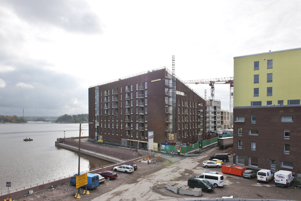 Kalasatama dokumentointi. Uusia kerrostaloja Kulosaaren sillalta nähtynä. Vasemmalla Sörnäistenlaituri 1. Oikealla Arielinkatu 2. Keskellä Capellan puistotie.