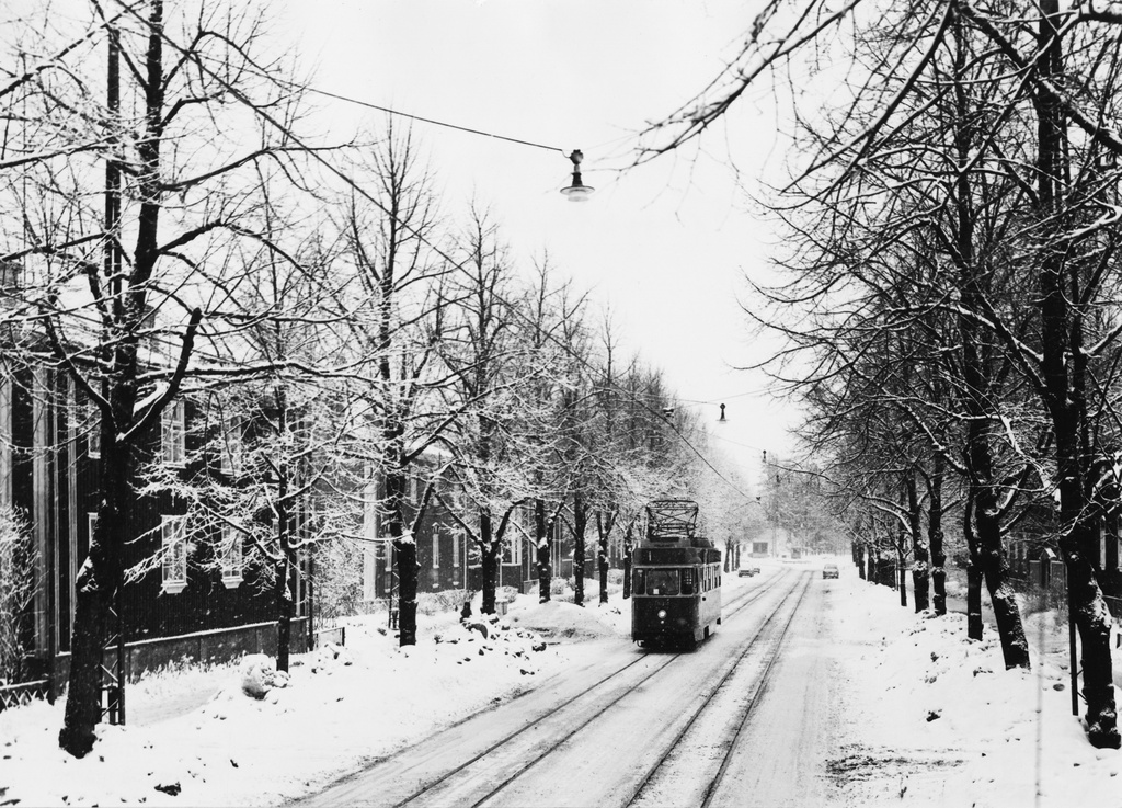 Linjan 1 raitiovaunu Pohjolankadulla Käpylässä. Taustalla Pohjolanaukio.