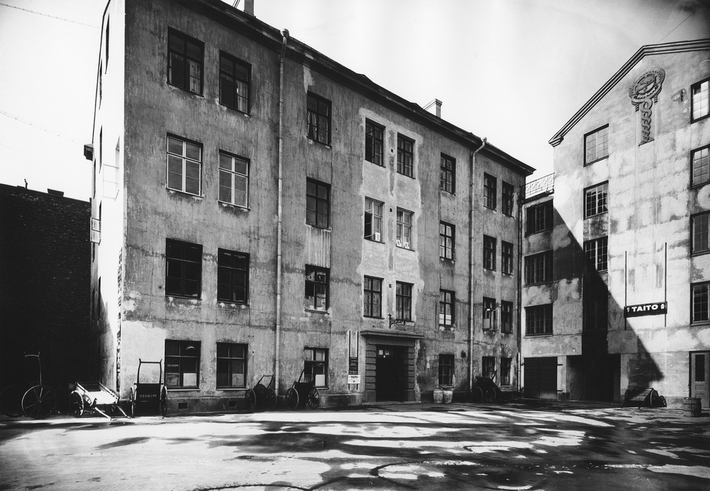 Mikonkatu 8. Talossa toimi mm. Oy Taito Ab.