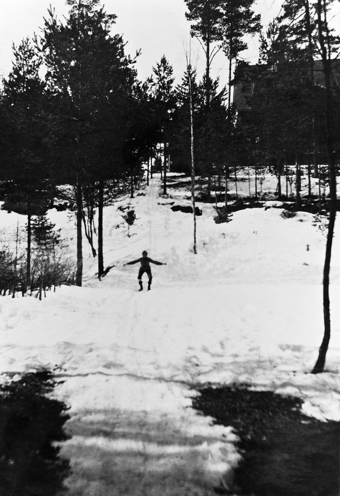 Mäenlaskua huvila Åsan pihalla pääsiäisenä 1923.