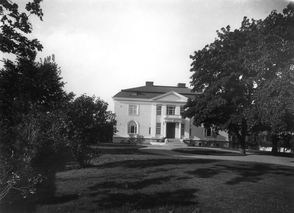 Itäinen Kaivopuisto 8 B (nykyään Itäinen Puistotie 15). Damstenin huvila, arkkitehti Jarl Eklund 1918, nykyään Britannian suurlähettilään virka-asunto.