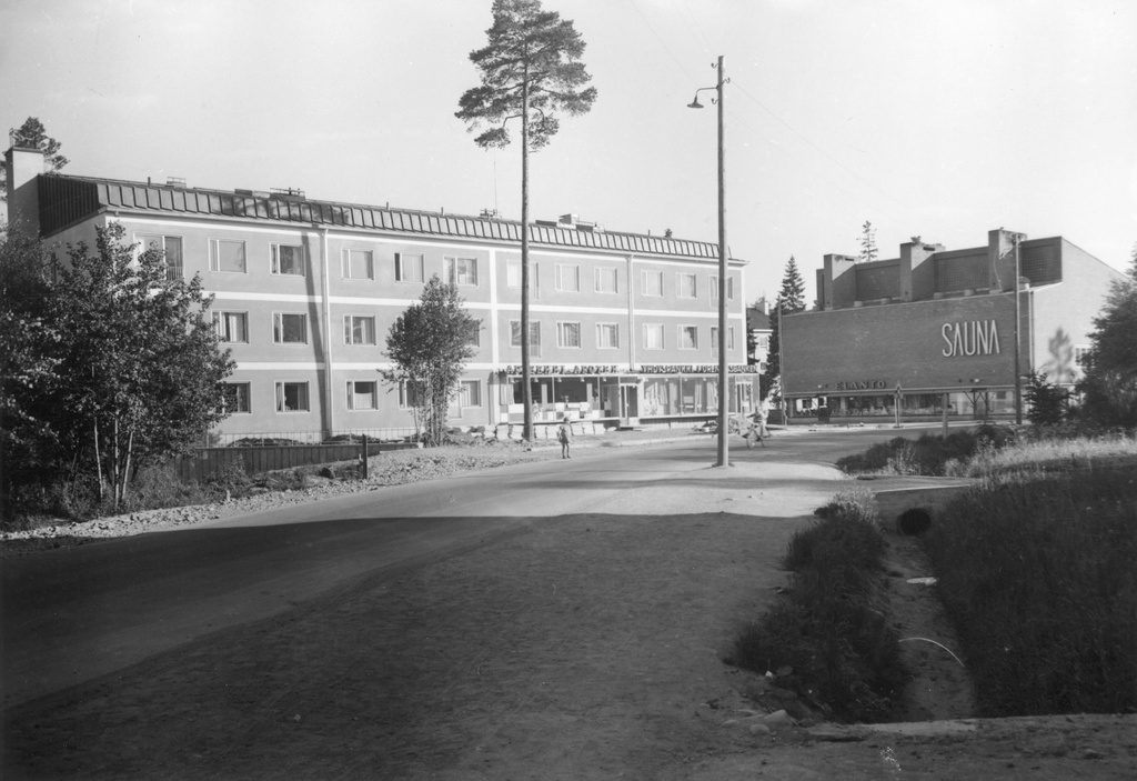 Maunula. Metsäpurontie 23, 25. Apteekki, Yhdyspankki, Elanto, Sauna.