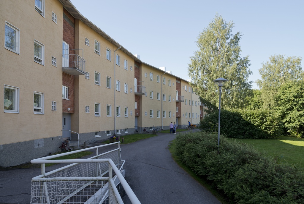 1950 -luvun lähiöarkkitehtuuria Maunulan Sahanmäessä, kerrostaloasunto Rajametsäntie 31: ssä.  Hilding Ekelundin suunnittelema Sahanmäki on maisemallisesti ja rakennustaiteellisesti merkittävä kokonaisuus.