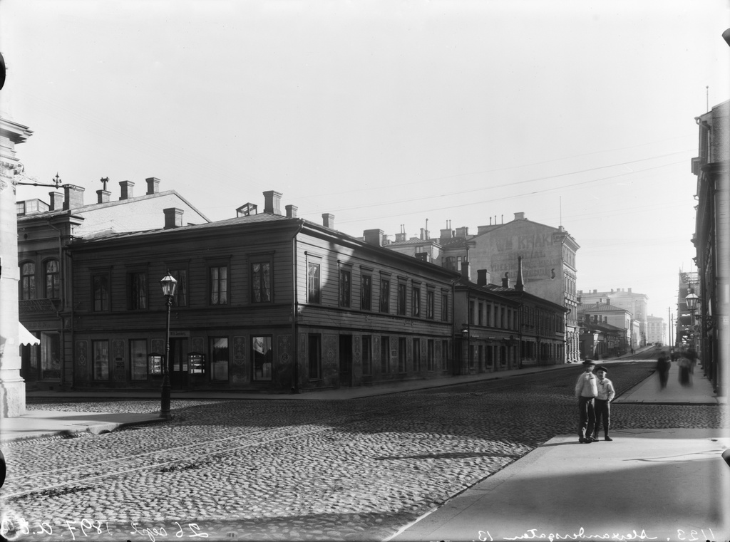 Näkymä Aleksanterinkadun ja Mikonkadun risteyksestä itään, kadun vasemmalla puolella Aleksanterinkatu 13 (- Mikonkatu 5, omistaja J. F. Lindqvist), 11, 9.