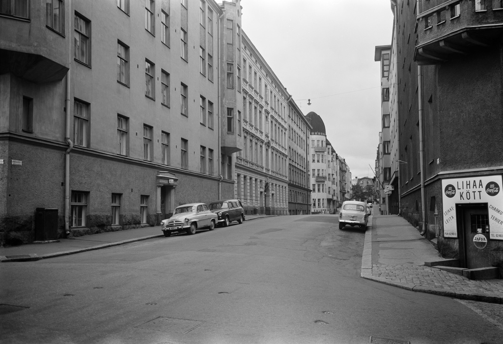 Kruununhaka, Meritullinkatua kuvattuna Maneesikadun suunnasta pohjoiseen. Oikealla lihakauppa (Meritullinkatu 19, Maneesikatu 3), vasemmalla Meritullinkatu 20 (Maneesikatu 5), 22, 24, 26.