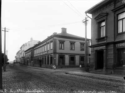 Etelä-Esplanaadikatu (=Eteläesplanadi) 12 (Kasarmikatu 27), 10, 8. Kulmatalossa mm. Finska Färg- & Fernissfabriks Ab:n (Suomen Väri- ja Vernissatehdas) myymälä.  duplicate photo