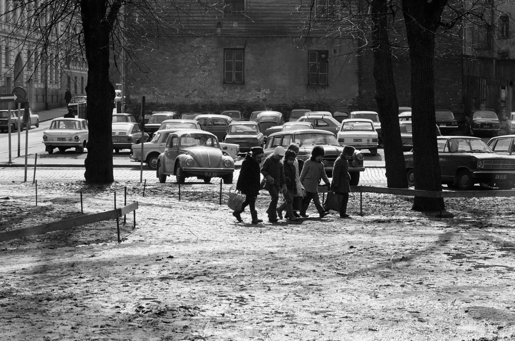 Koululaisia kävelemässä Säätytalon puistossa. Taustalla pysäköityjä autoja Kirkkokatu 12:n rakentamattomalla tontilla. Kevät 1971.