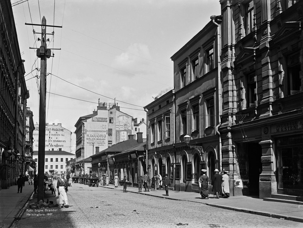 Kluuvikatu 3, 5, 7. Fazerin konditoria no 3. taustalla Hallituskatu 15 (Yliopistonkatu 5).