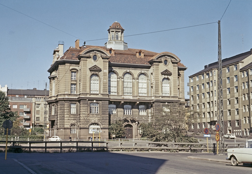 Eläintieteellinen museo (=Luonnontieteellinen museo), Pohjoinen Rautatiekatu 13. Oikealla Nervanderinkatu 1.