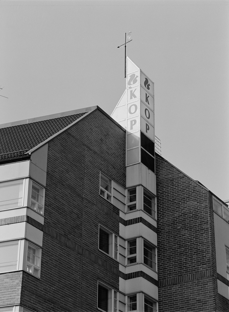 Tuuliviiri Hämeentie 9:n katolla.