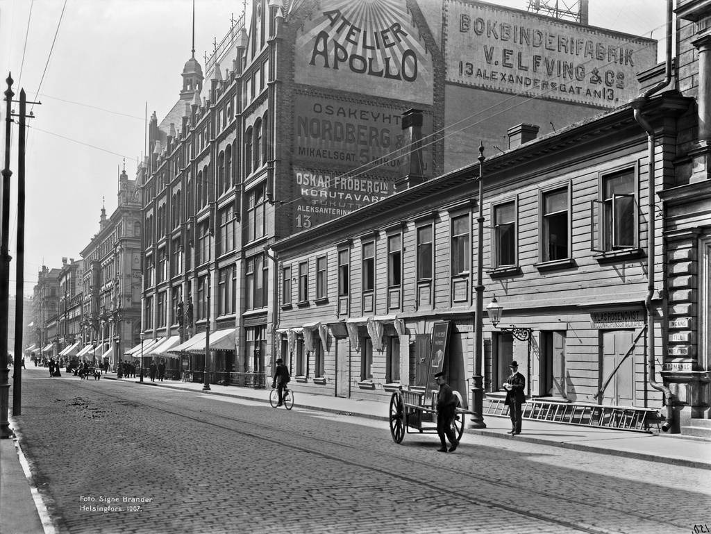 Aleksanterinkatu 11, 13, 15, 17. Aleksanterinkatu 11 tyhjennetty purkua varten.