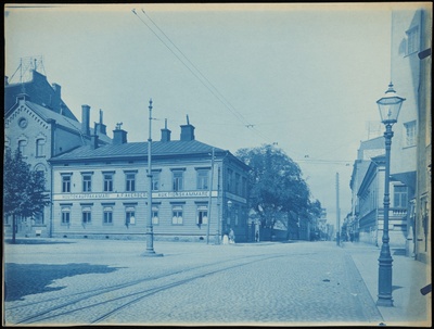 Pohjoinen Makasiinikatu 7 - Fabianinkatu 4, Huutokauppakamari A. F. Åkerberg (rakennus purettu 1904). Vasemmalla Kasarmitori.  duplicate photo