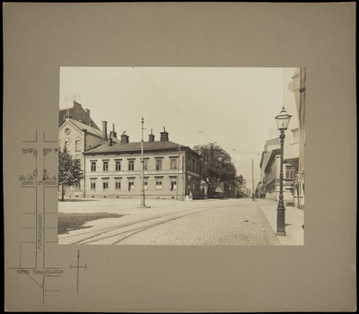 Pohjoinen Makasiinikatu 7 - Fabianinkatu 4, Huutokauppakamari A. F. Åkerberg (rakennus purettu 1904). Vasemmalla Kasarmitori.  duplicate photo