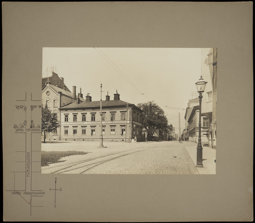 Pohjoinen Makasiinikatu 7 - Fabianinkatu 4, Huutokauppakamari A. F. Åkerberg (rakennus purettu 1904). Vasemmalla Kasarmitori.