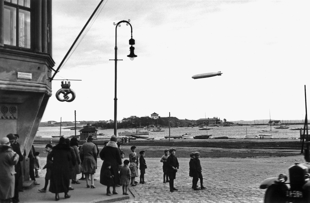 Yleisöä Kapteeninkadun ja Merikadun kulmassa seuraamassa ilmalaiva Graf Zeppelinin vierailua 24.9.1930.