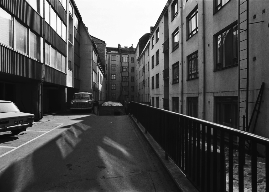 Ruoholahdenkatu 4. Näkymä Ruoholahdenkatu 4:n sisäpihalle porttikäytävän suunnalta.