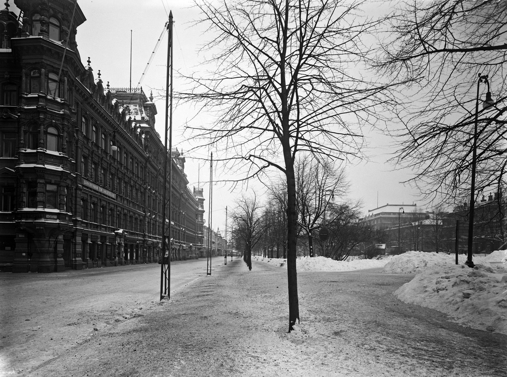 Pohjoisesplanadi 27 ja 25. Kuva otettu jalkakäytävältä puistoalueen puolelta. Rakennukset ovat kuvassa vasemmalla puolella.